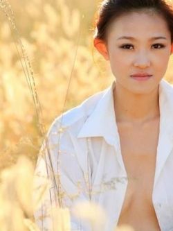 美人乐杉户外草地上的诱惑美体,裸体泰国人体模特棚拍图(11)